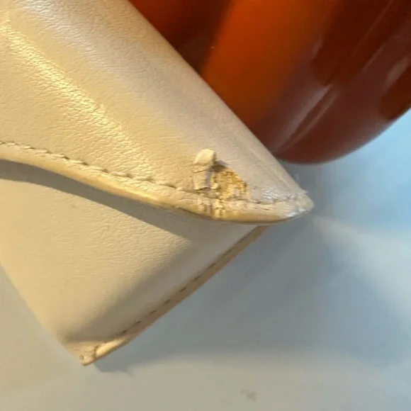 Luxury Vintage-Inspired Valentino Cream Leather Eyeglass Case - Picture 10 of 11